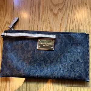 Vintage MICHAEL KORS small purse wristlet in classic logo print. 2000s